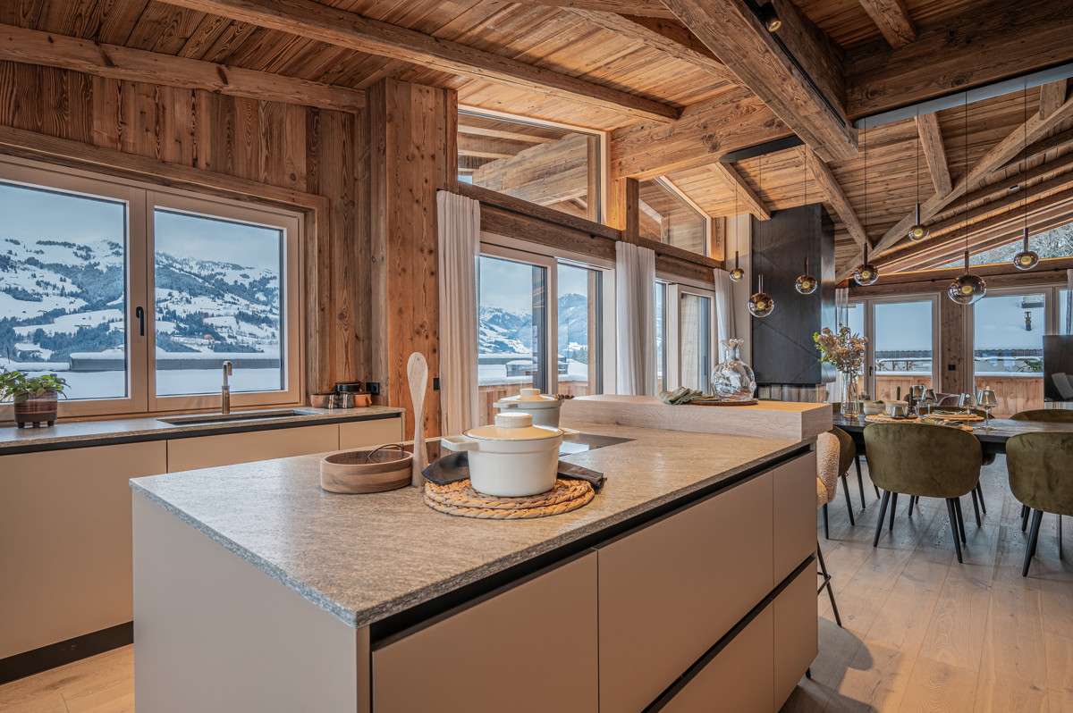 CHALET ASTEN: LUXURIÖSES CHALET AM LEGENDÄREN HAHNENKAMM IN KITZBÜHEL