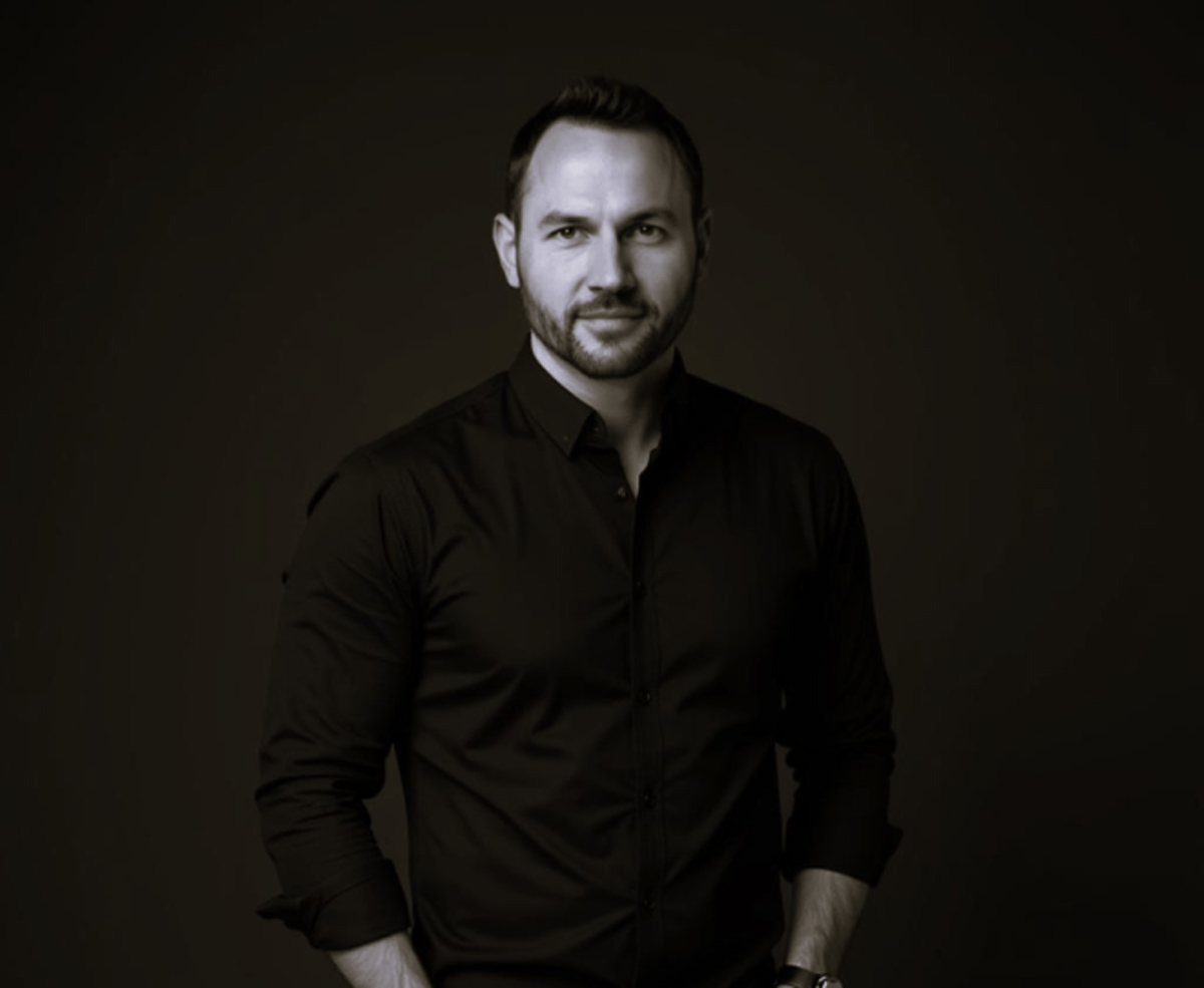 Marcus Egger – Finest Property GmbH Marcus Egger standing in dark with black shirt